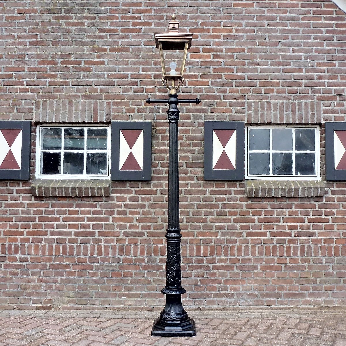 E105. Romantica + straight ladder + copper lantern 4 sided 70. Height: 264 cm
