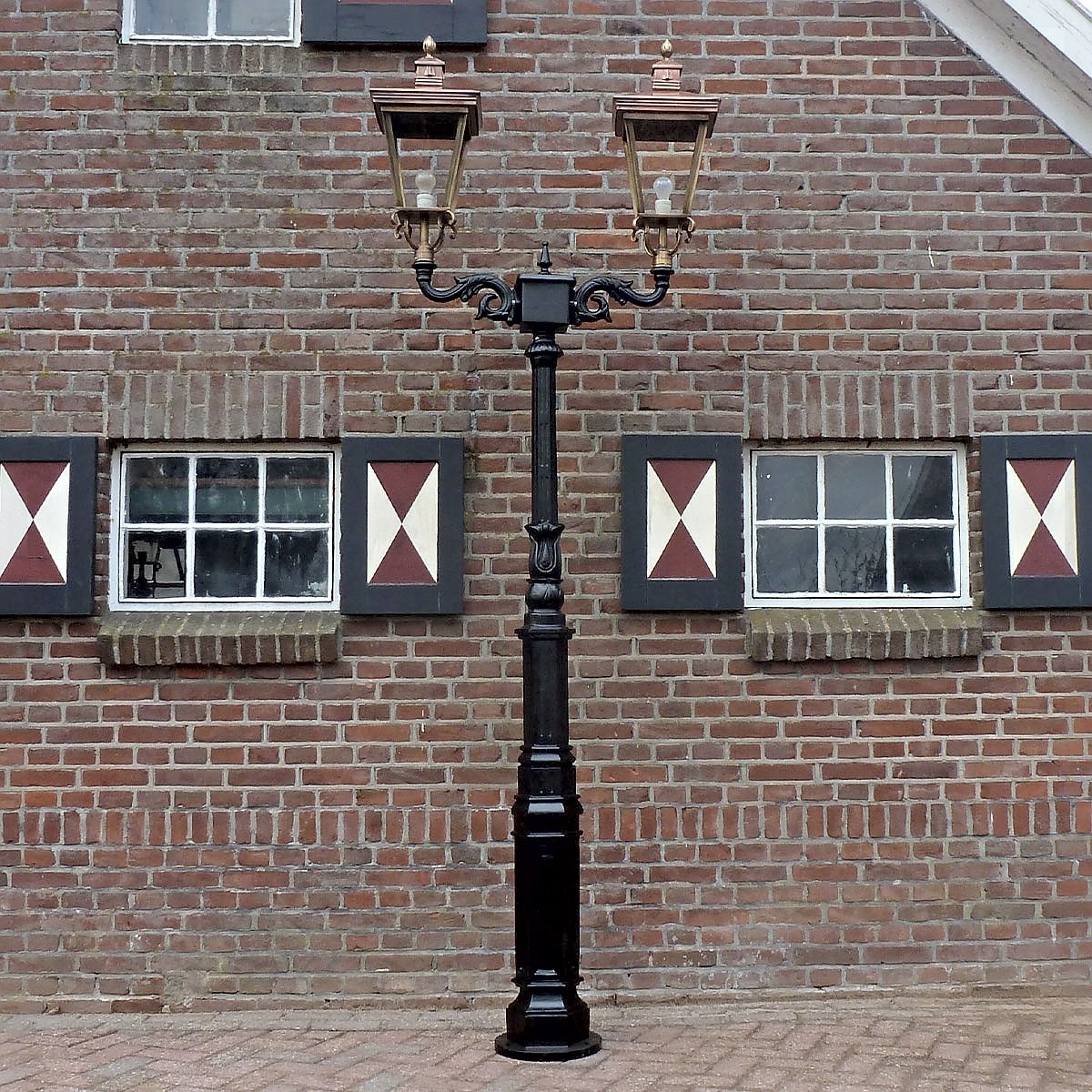 E171. M2 + double bracket + copper lantern 4 sided 70. Height: 297 cm