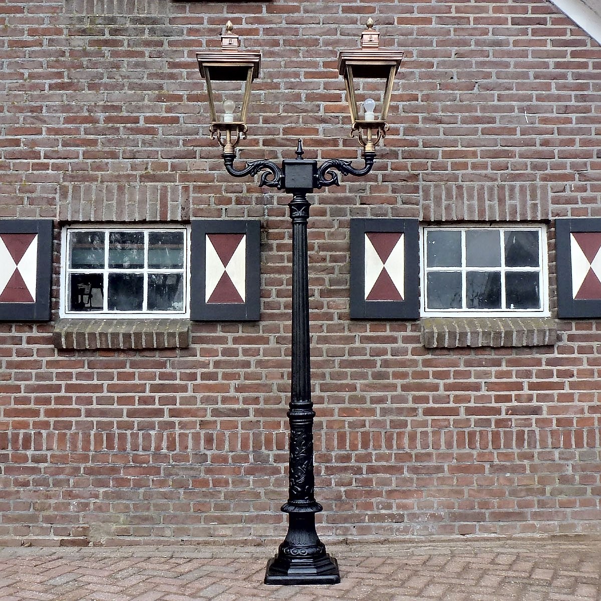 E178. Romantica + double bracket + copper lantern 4 sided 70. Height: 274 cm