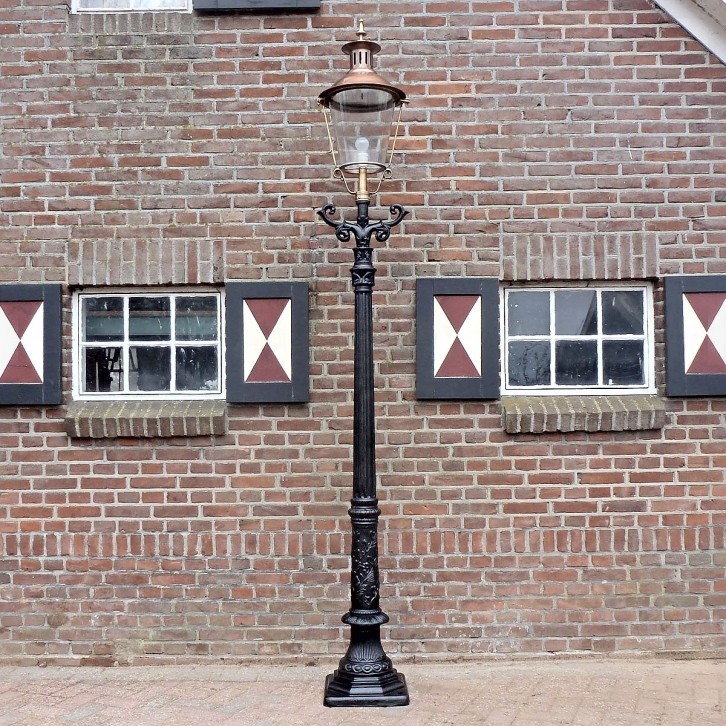 E100. Romantica + curved ladder + copper lantern round 80. Height: 290 cm