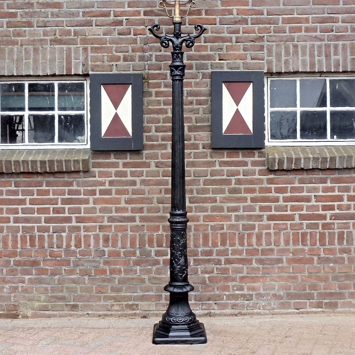 E100. Romantica + curved ladder + copper lantern round 80. Height: 290 cm