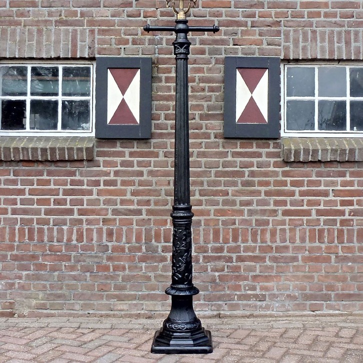 E105. Romantica + straight ladder + copper lantern 4 sided 70. Height: 264 cm