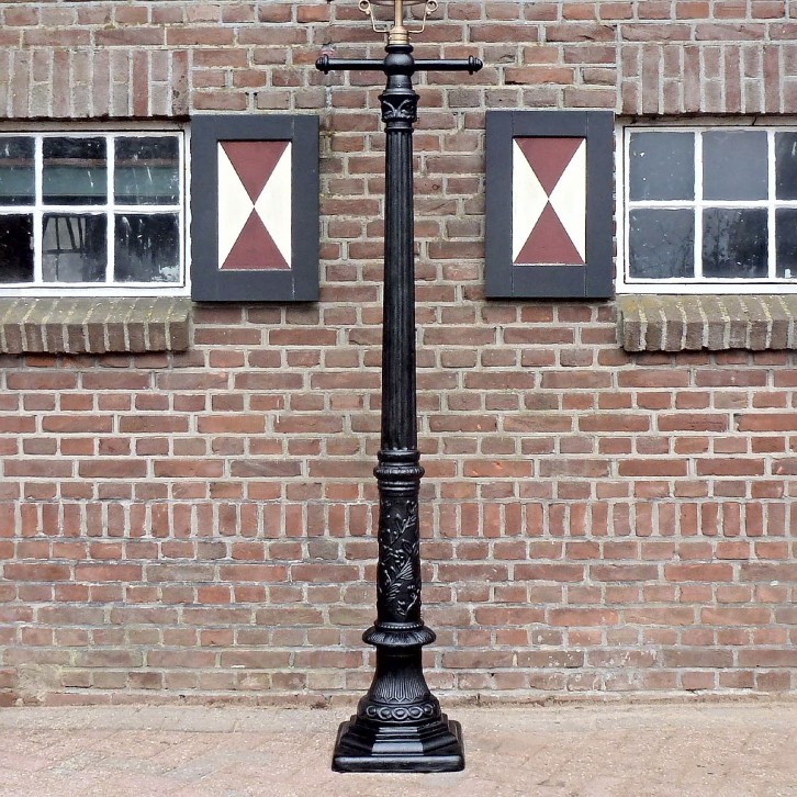 E107. Romantica + straight ladder + copper lantern round 70. Height: 264 cm
