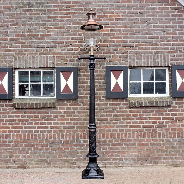 E108. Romantica + straight ladder + copper lantern round 80. Height: 274 cm