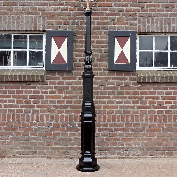 E115. M2 + copper lantern round 80. Height: 285 cm