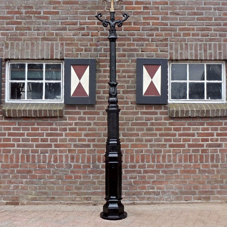 E122. M2 + curved ladder + copper lantern round 80. Height: 313 cm