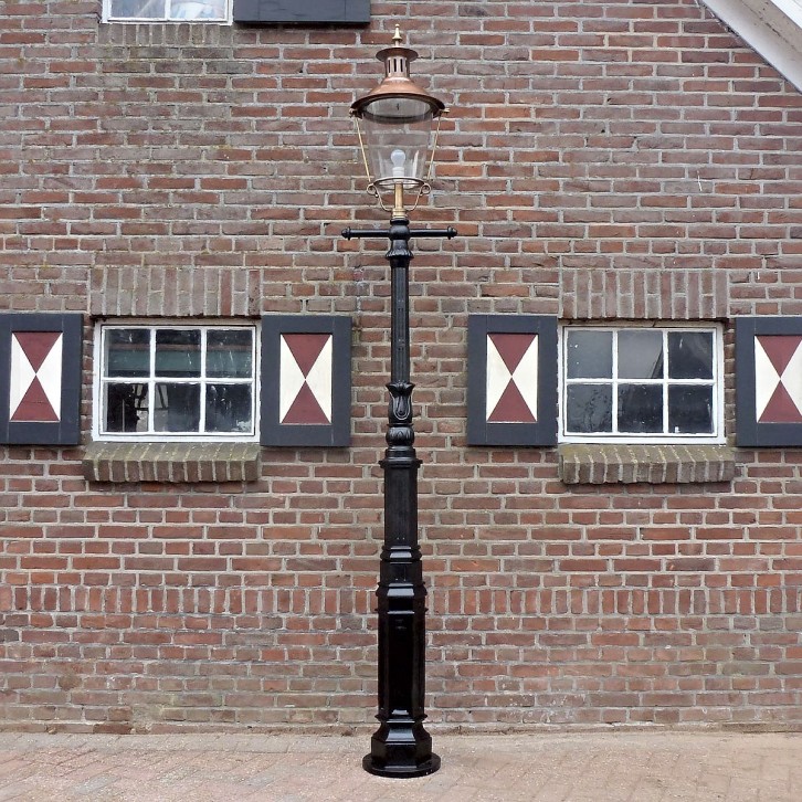 E129. M2 + straight ladder + copper lantern round 80. Height: 297 cm