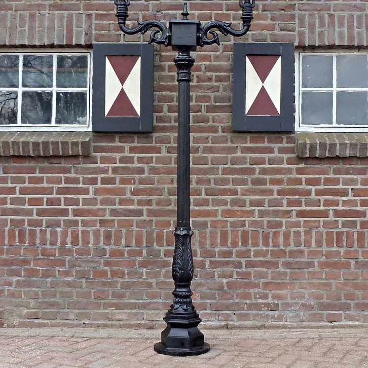 E169. Leliemast + double bracket + lantern 4 sided large. Height: 262 cm