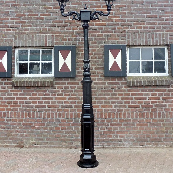 E175. M2 + double bracket + lantern 6 sided large. Height: 302 cm