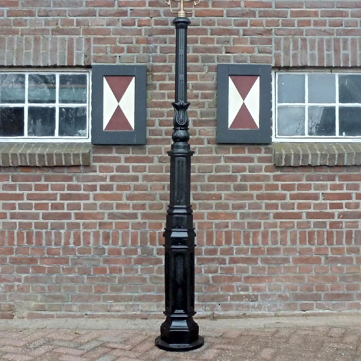 E191. M2 + copper lantern round 70 cm. Height: 275 cm