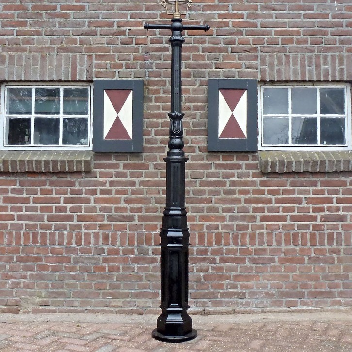 E193. M2 + straight ladder + copper lantern round 70 cm. Height: 287 cm