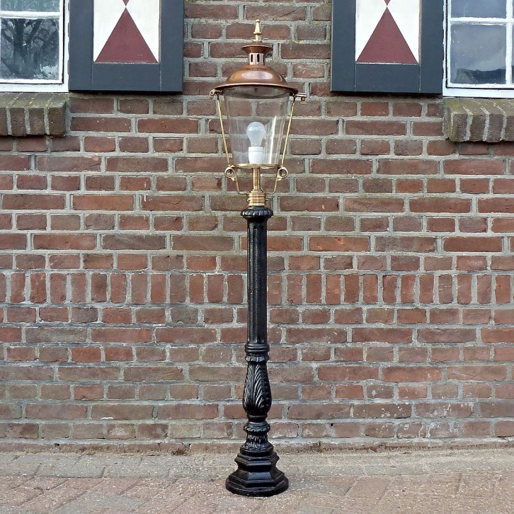 E24. Lelie 90 + copper lantern round 60. Height: 150 cm