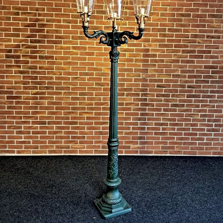 E282. Romantica + triple bracket + copper lantern round 70. Height: 274 cm