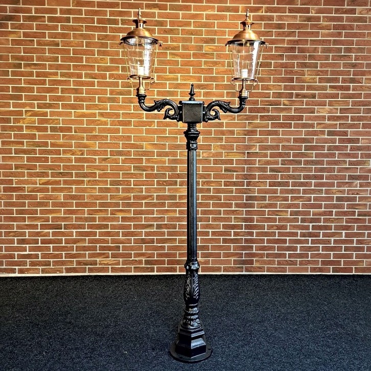 E283. Leliemast + double bracket + copper lantern round 60. Height: 247 cm