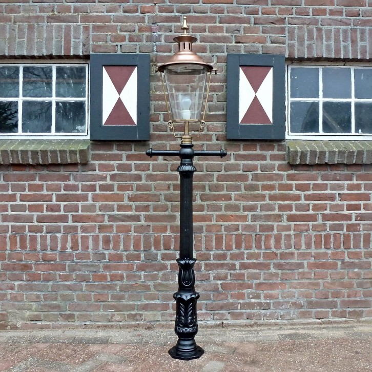 E45. Plantdeco large + straight ladder + copper lantern round 70. Height: 192 cm