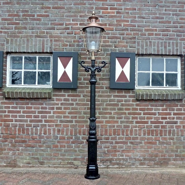 E53. M1 + curved ladder + copper lantern round 70. Height: 238 cm