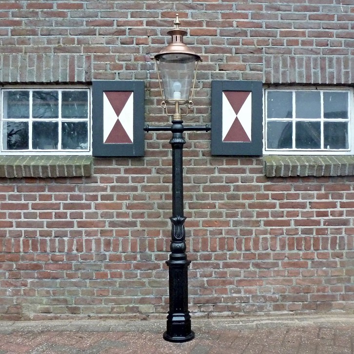 E57. M1 + straight ladder + copper lantern round 70. Height: 222 cm