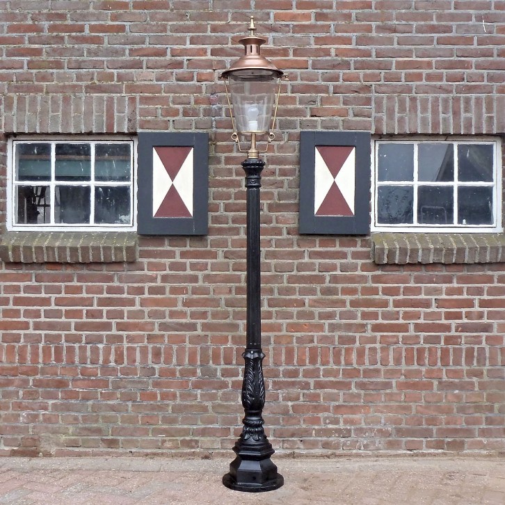 E61. Leliemast large + copper lantern round 70. Height: 235 cm