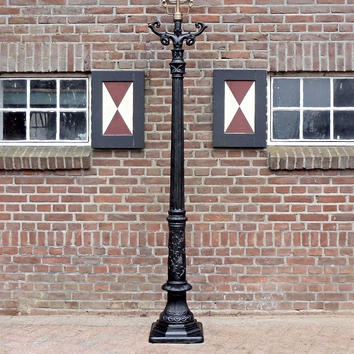 E99. Romantica + curved ladder + copper lantern round 70. Height: 280 cm